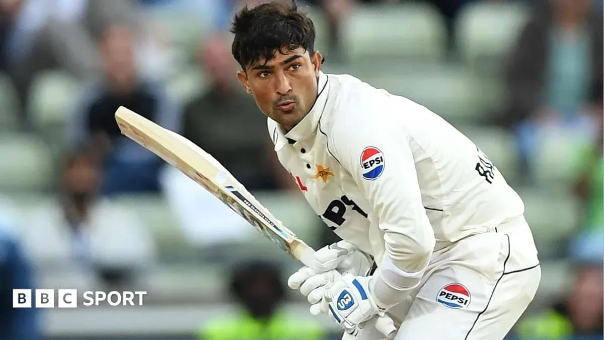 Batteur prêt à frapper lors d'un match de cricket