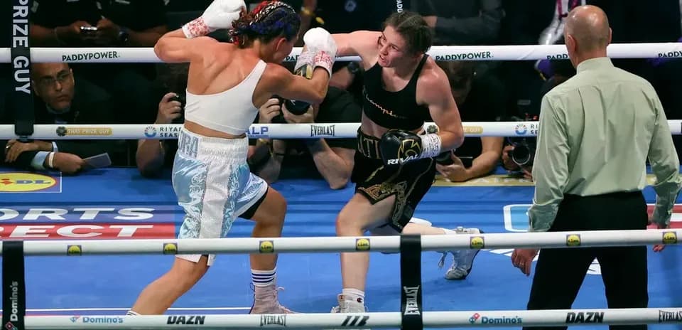 Boxeuses se battant dans le ring lors du match