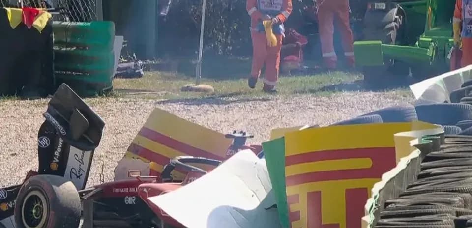Voiture de course accidentée contre des barrières