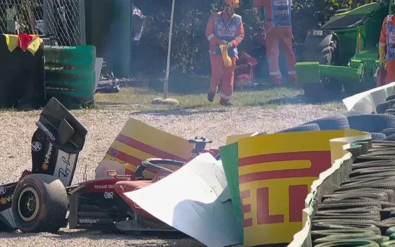Voiture de course accidentée contre des barrières