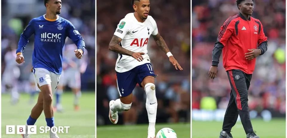 Trois joueurs de football sur le terrain
