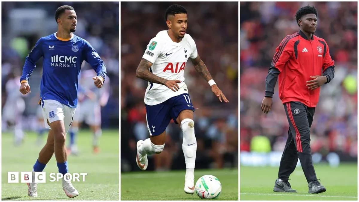 Trois joueurs de football sur le terrain