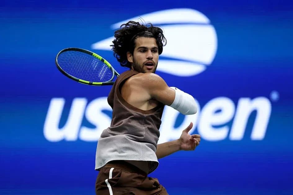 Joueur de tennis frappant la balle à l'US Open