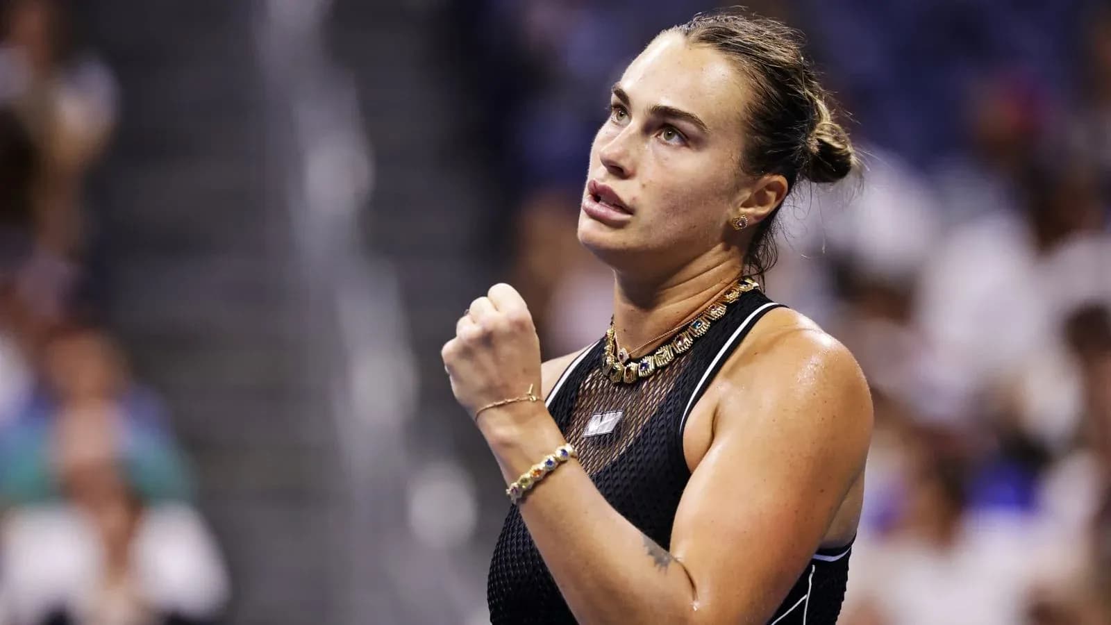 Joueuse de tennis célébrant un point gagné