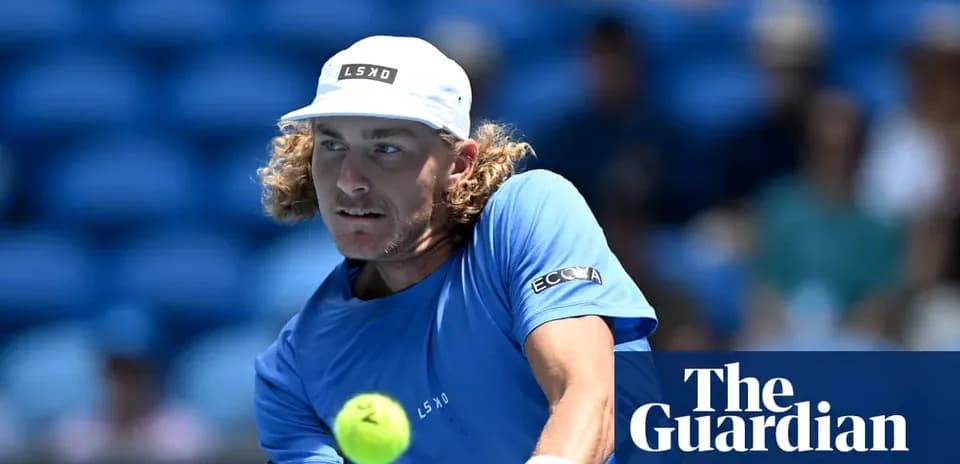 Joueur de tennis au moment de frapper la balle