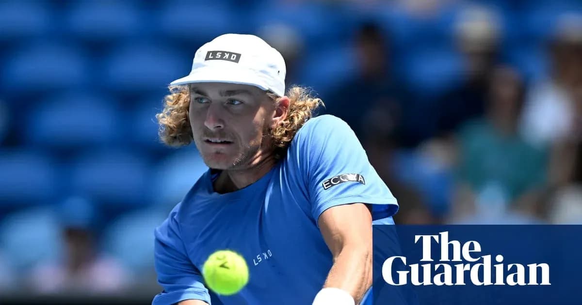 Joueur de tennis au moment de frapper la balle