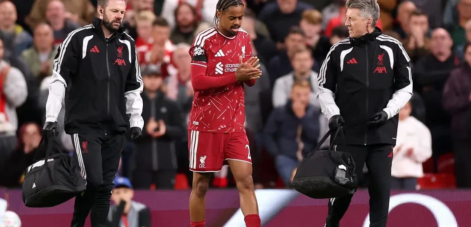Joueur de Liverpool escorté par le personnel médical