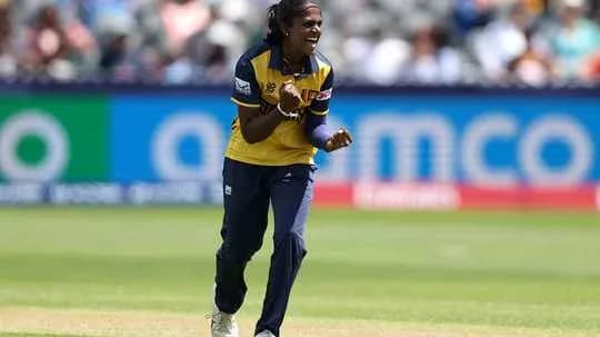 Joueuse célébrant un wicket lors d'un match de cricket