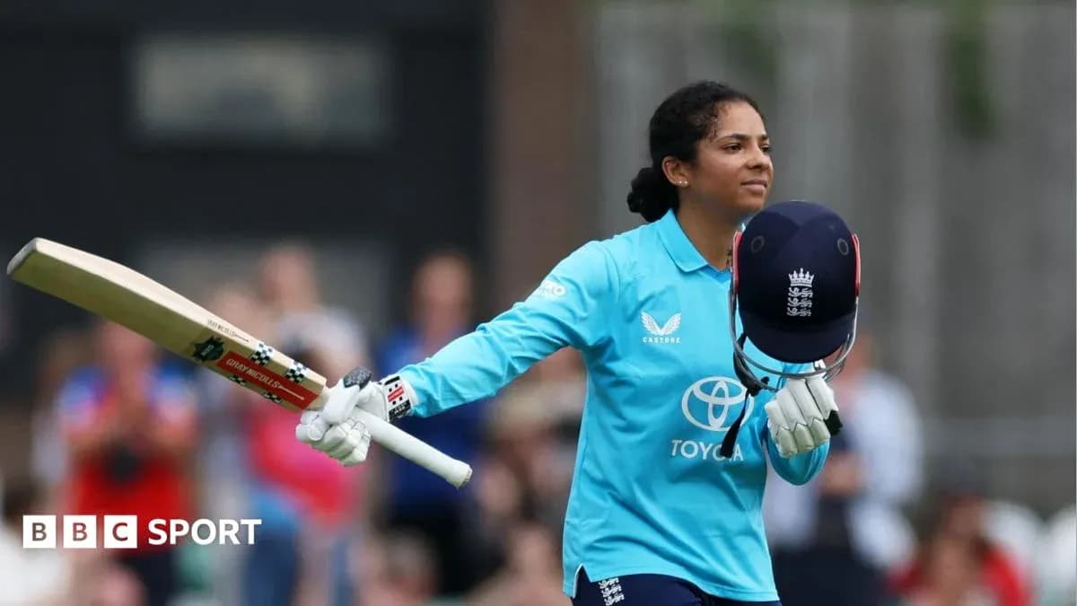 Joueuse de cricket anglaise saluant le public après un match