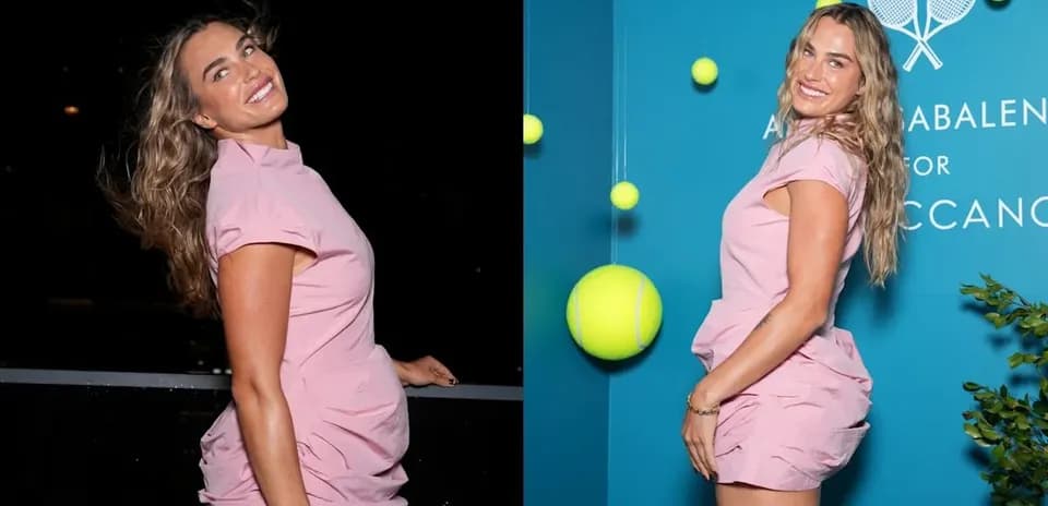 Femme souriante en robe rose devant mur bleu