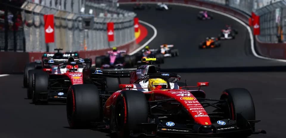 Voitures de F1 en course sur circuit urbain