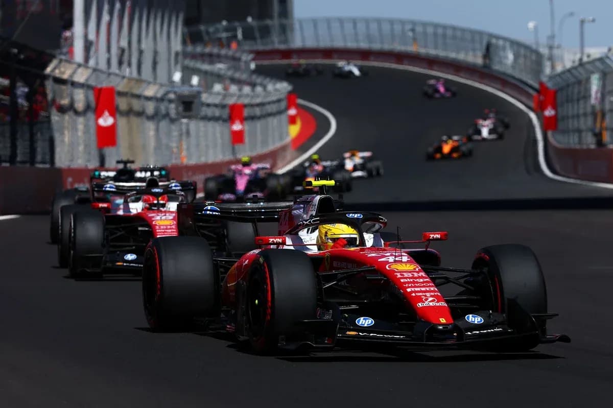 Voitures de F1 en course sur circuit urbain
