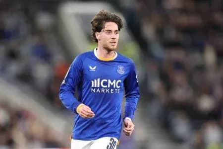 Joueur en action sur le terrain de football