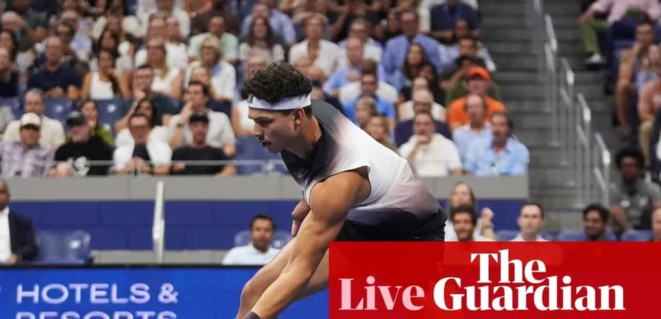 Joueur de tennis servant lors d'un match
