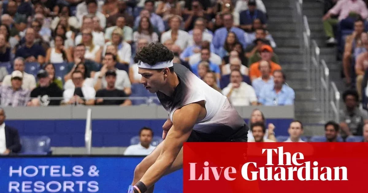 Joueur de tennis servant lors d'un match