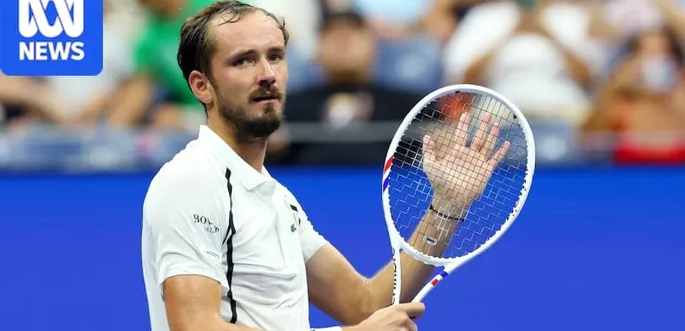 Daniil Medvedev saluant le public après un match