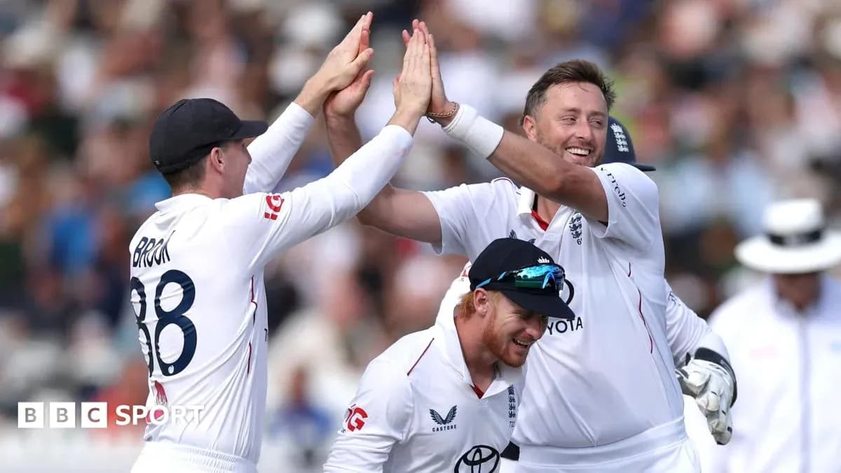 Joueurs anglais célébrant un wicket lors du match