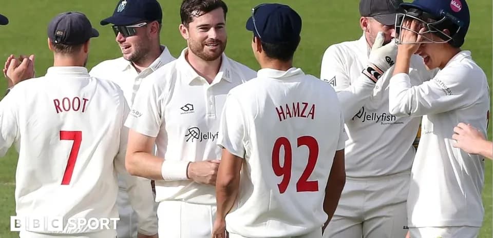 Joueurs de cricket célébrant une prise sur le terrain