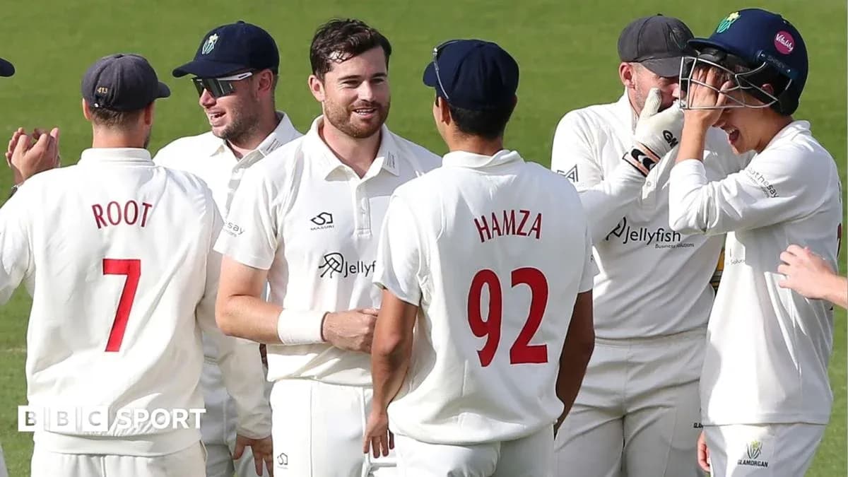 Joueurs de cricket célébrant une prise sur le terrain