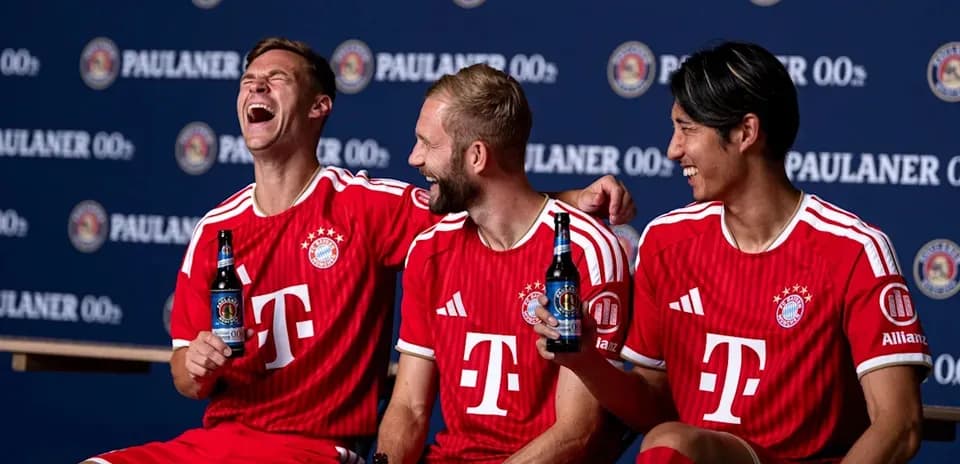 Joueurs du Bayern Munich posant avec des boissons