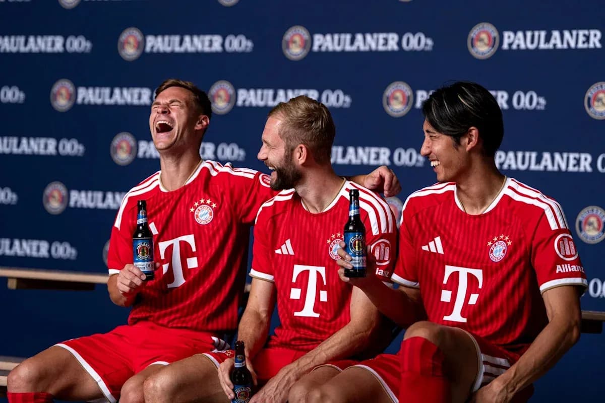 Joueurs du Bayern Munich posant avec des boissons