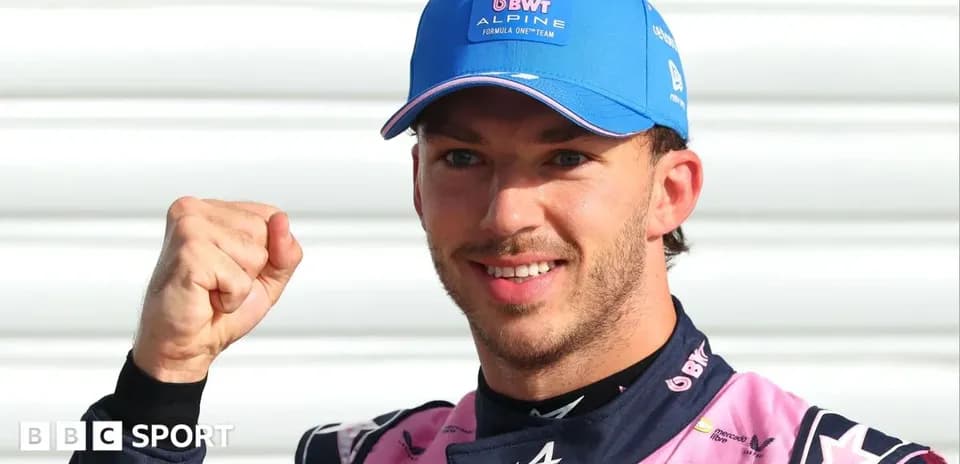 Pilote de Formule 1 célébrant avec un poing levé