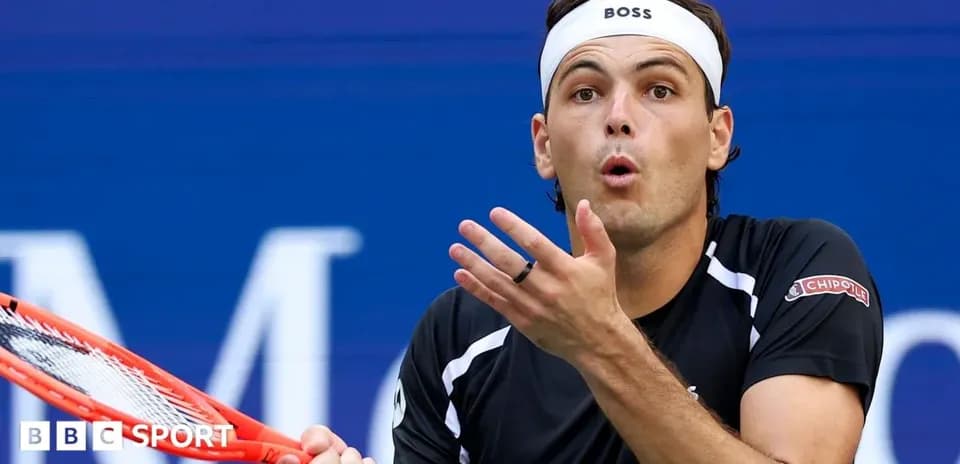 Joueur de tennis réagissant pendant un match