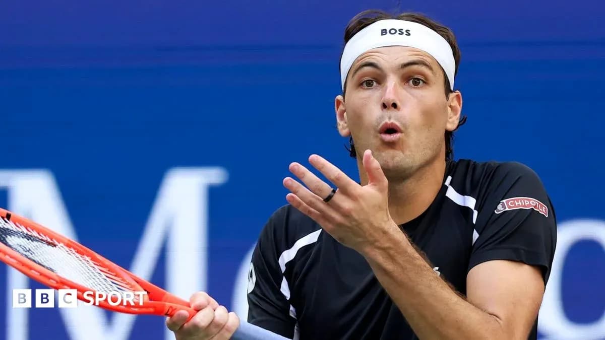 Joueur de tennis réagissant pendant un match