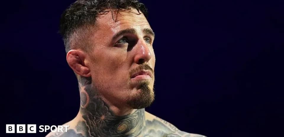 Boxeur avec des tatouages regardant vers le haut