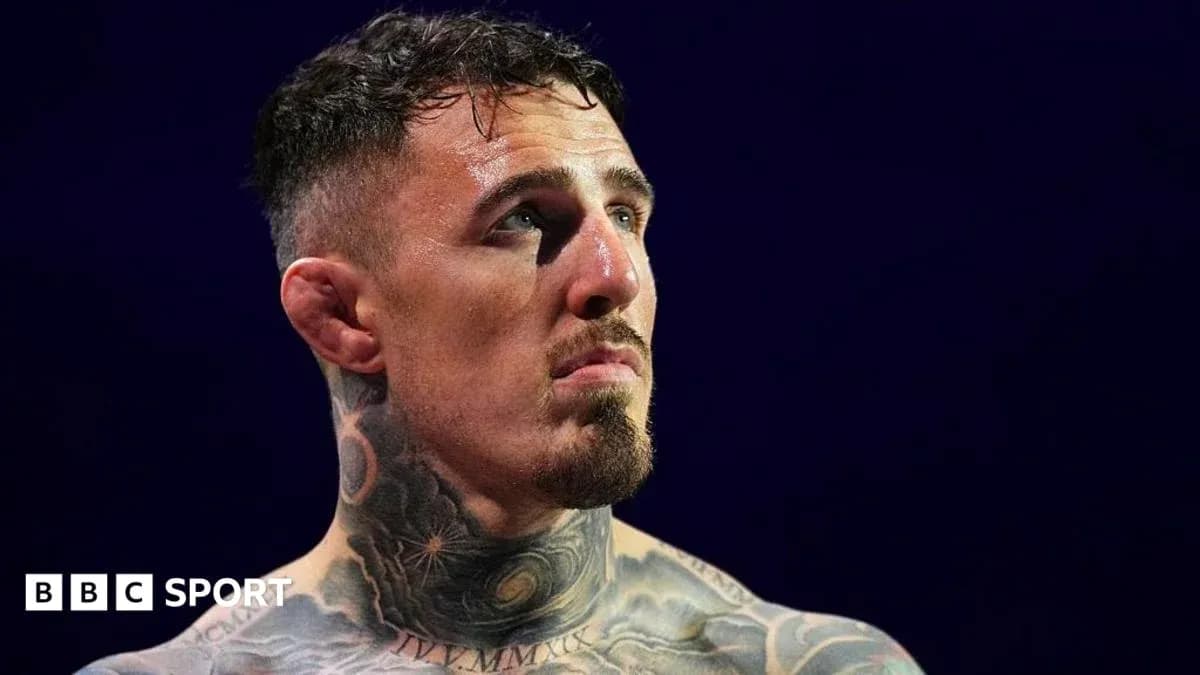 Boxeur avec des tatouages regardant vers le haut