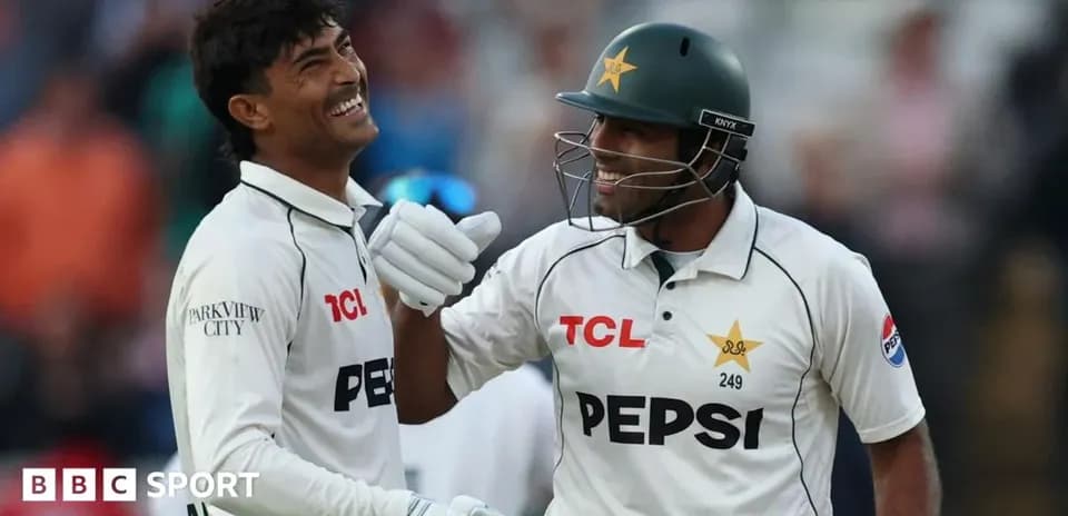Joueurs de cricket célébrant sur le terrain