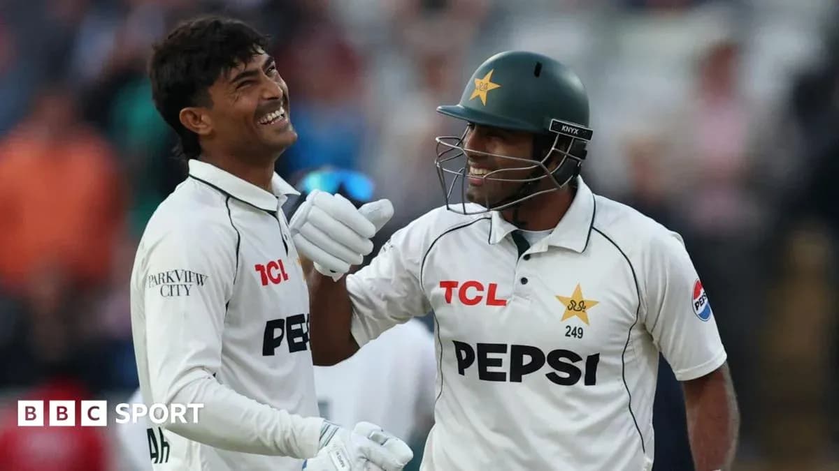 Joueurs de cricket célébrant sur le terrain