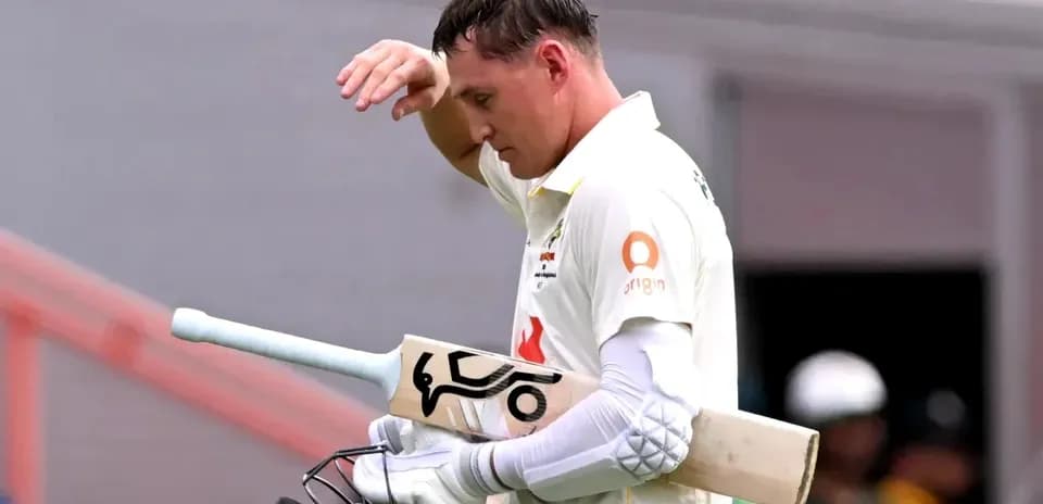 Joueur de cricket quittant le terrain après sa performance