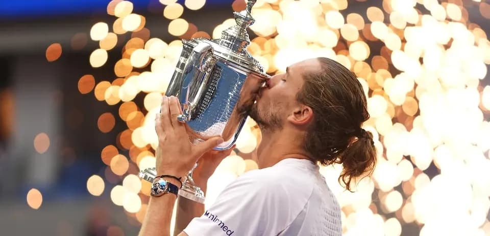 Joueur levant et embrassant le trophée de tennis