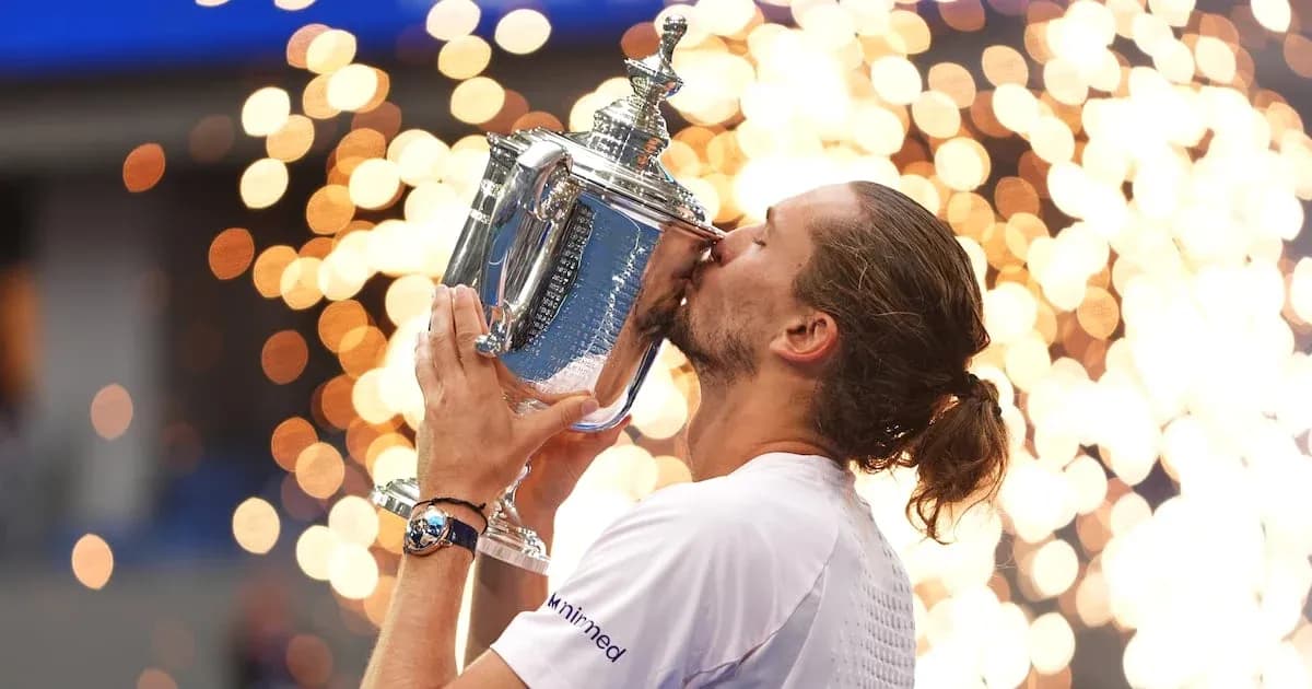 Joueur levant et embrassant le trophée de tennis