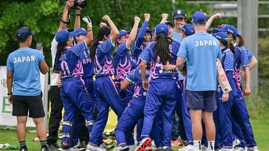 Équipe japonaise célébrant une victoire au cricket