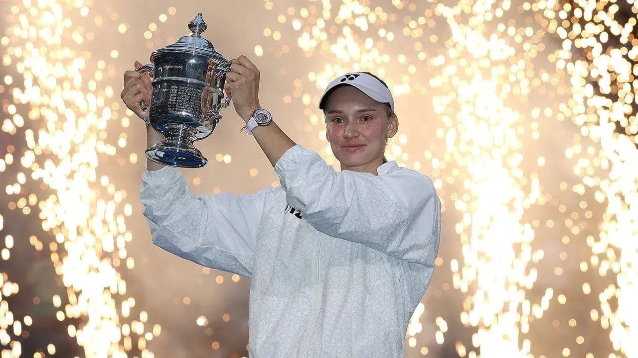 Joueuse levant le trophée sous des feux d'artifice