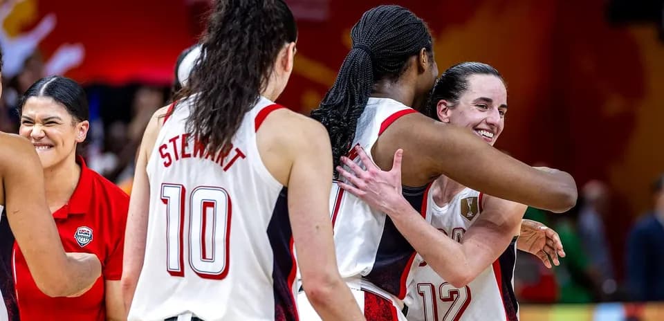 Joueuses de basket célébrant une victoire ensemble