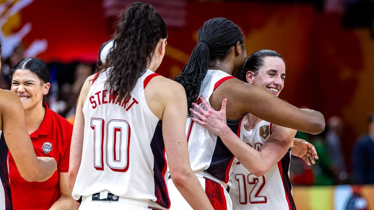 Joueuses de basket célébrant une victoire ensemble
