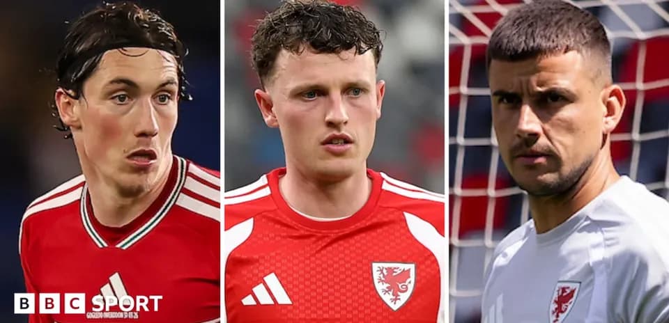 Trois joueurs de l'équipe du pays de Galles en uniforme