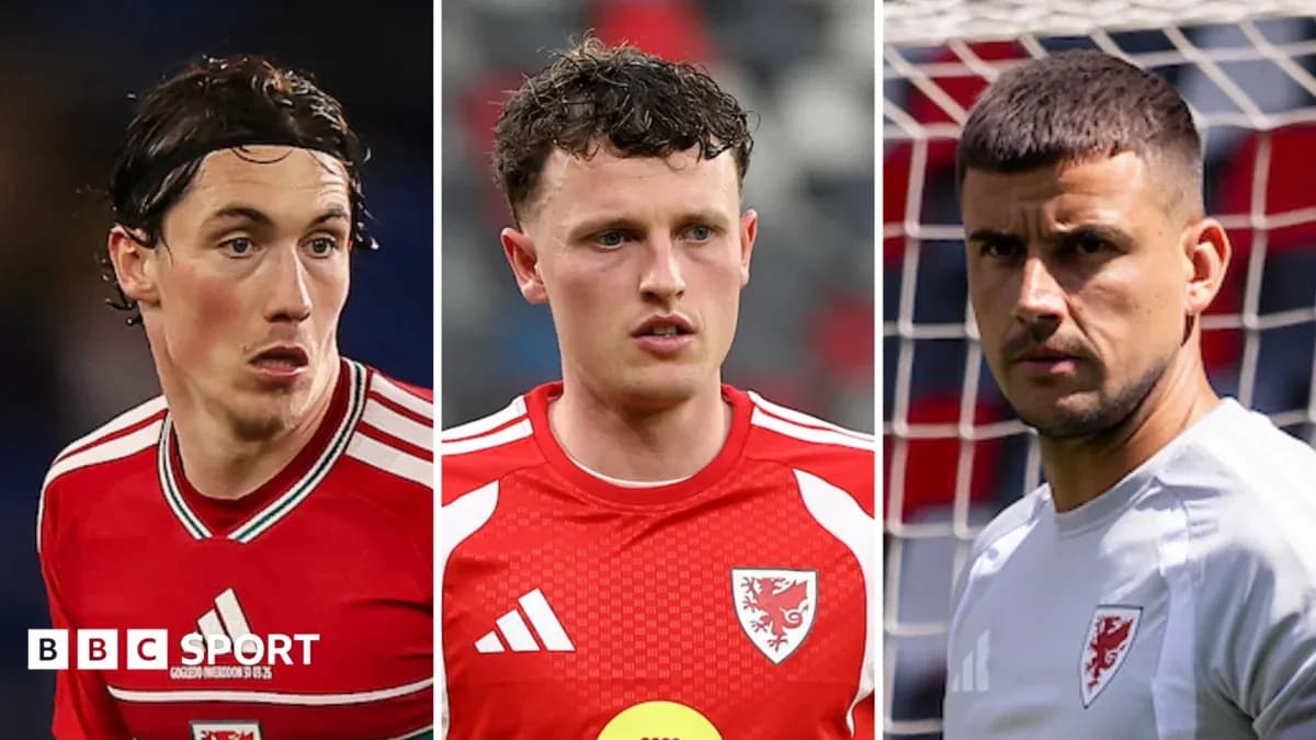 Trois joueurs de l'équipe du pays de Galles en uniforme