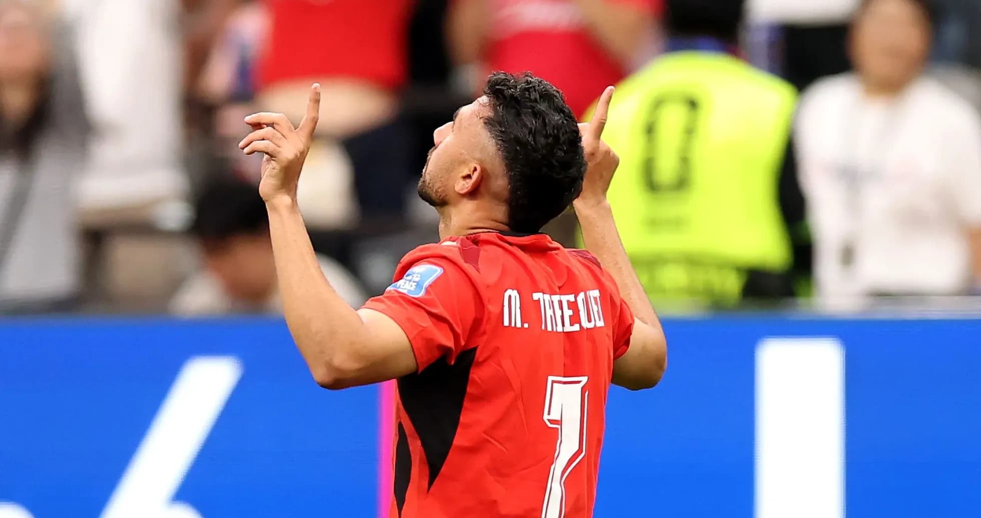 Joueur célébrant un but avec les bras levés