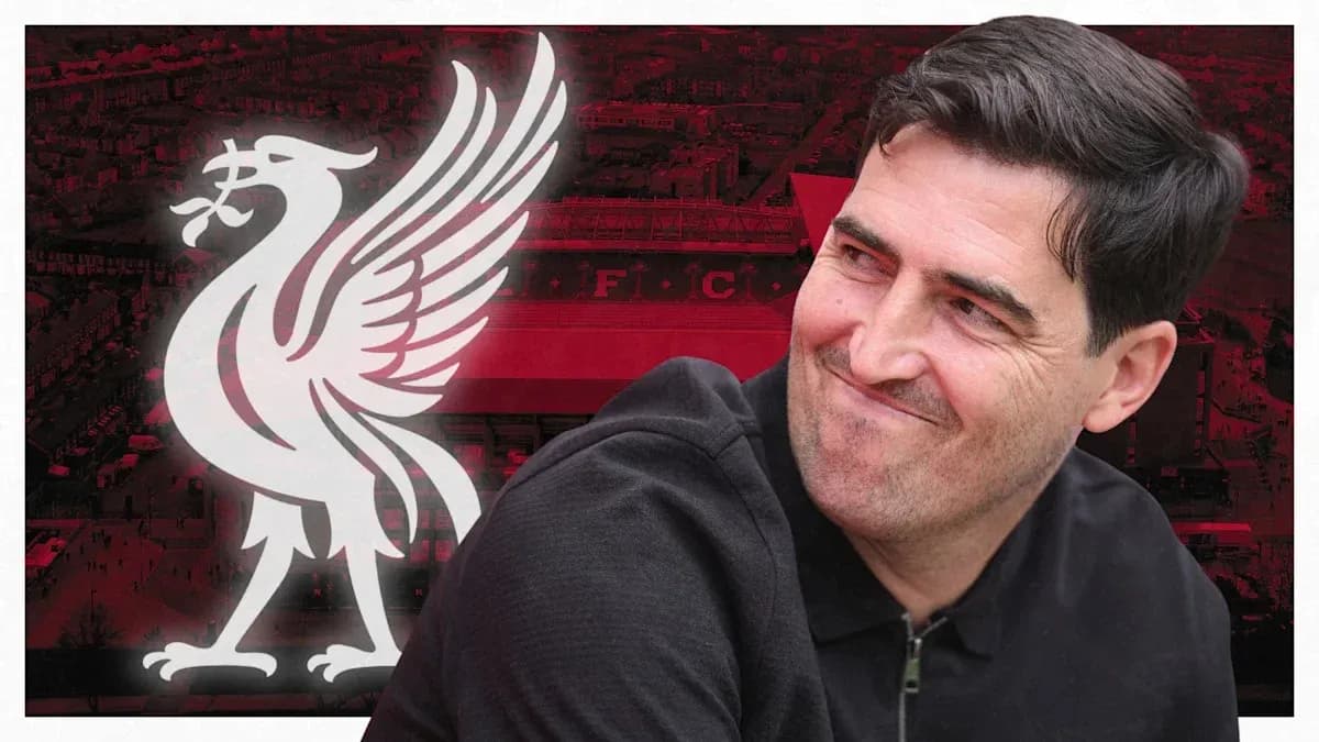 Homme souriant devant le logo de Liverpool FC