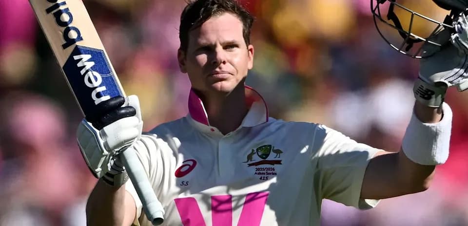 Steve Smith célébrant son score avec sa batte