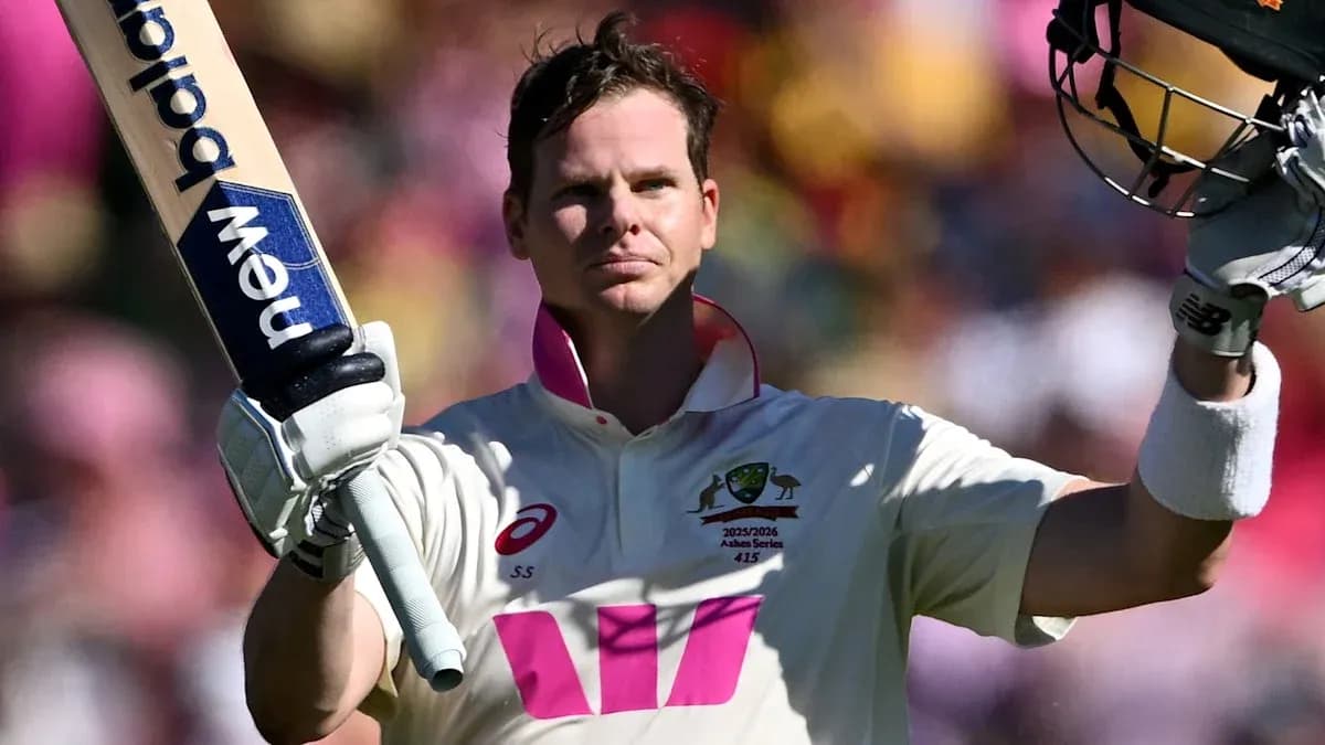 Steve Smith célébrant son score avec sa batte