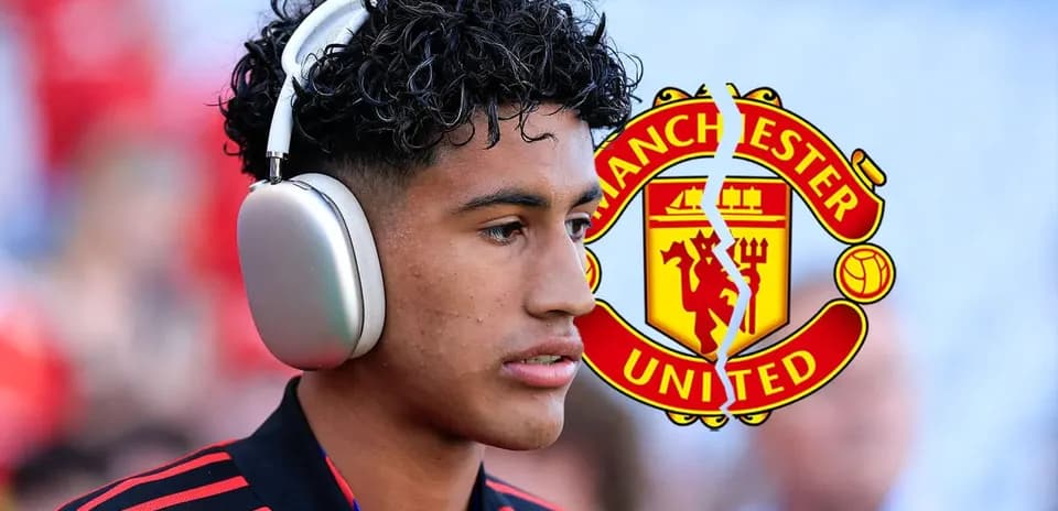 Joueur portant des écouteurs avec le logo de Manchester United