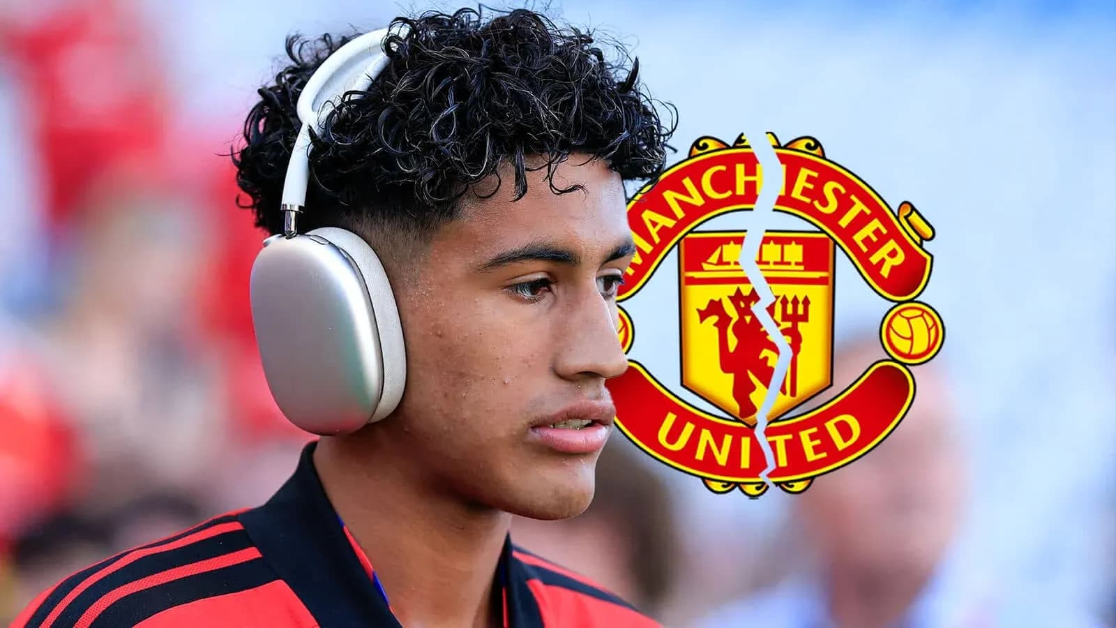 Joueur portant des écouteurs avec le logo de Manchester United