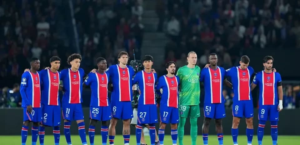 Équipe du PSG alignée avant le match
