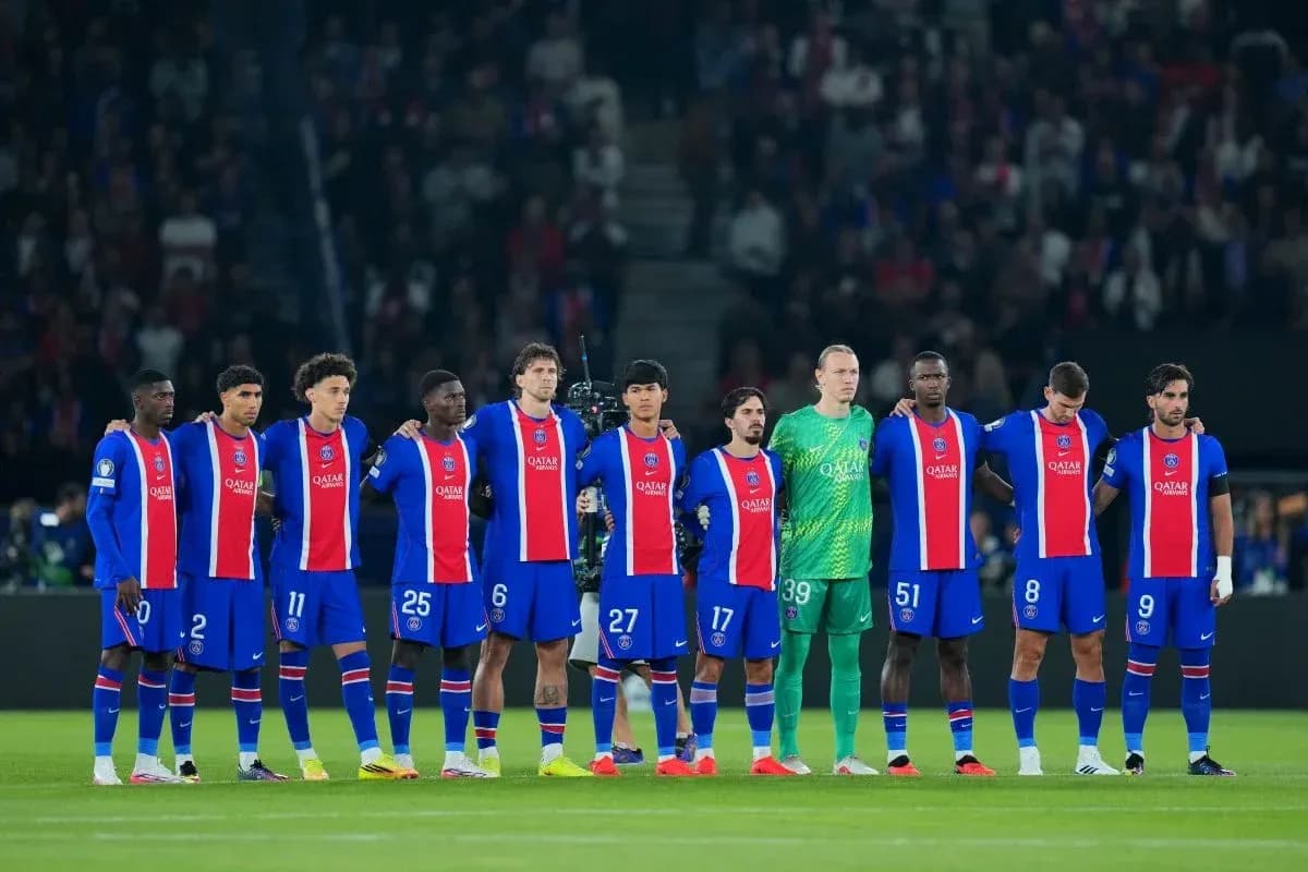 Équipe du PSG alignée avant le match