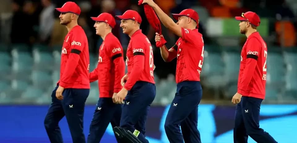Joueurs anglais marchant sur le terrain après le match